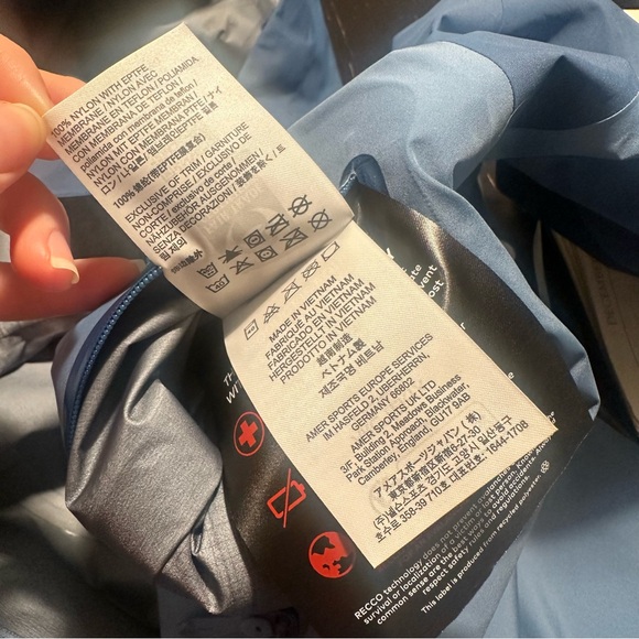 Arc'teryx Men's Beta AR Jacket in Stone Wash/Dark Stone Wash - Picture 10 of 10